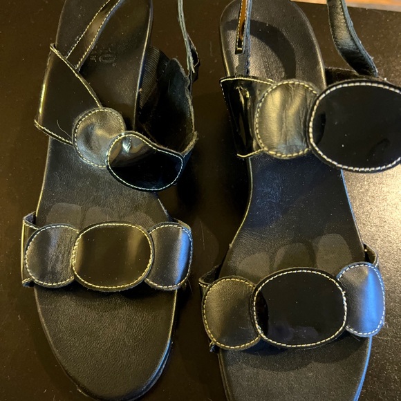 Munro American Sandals - Picture 2 of 5